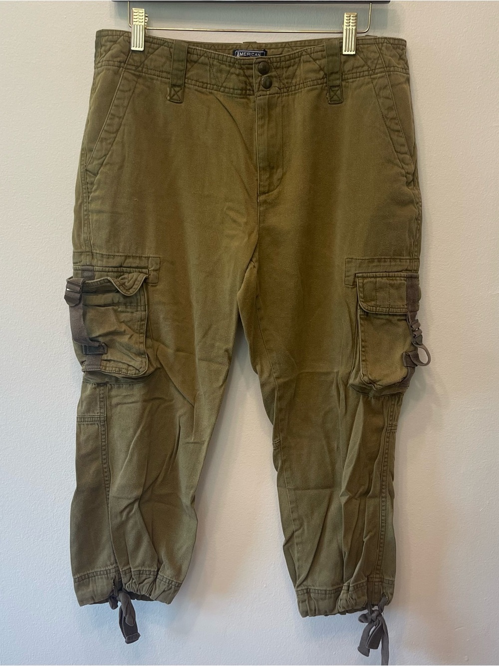 American Living low rise cargo capris Tan/Green color size 10 Y2K